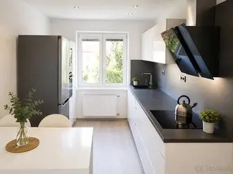 Kompletně zrekonstruovaný byt 2+1, 61 m², 3 sklepy UH