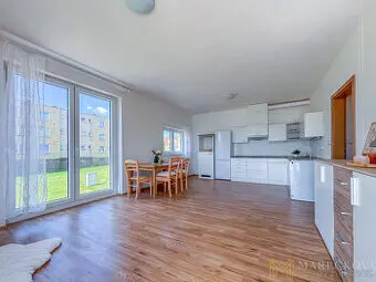 Pronájem slunného bytu 2+kk s balkonem a parkovacím stáním,