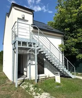 Pronájem bytu o dispozici 2+kk se zahradou v novostavbě RD v